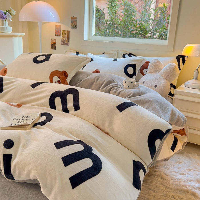 91家纺网 家纺一手货源 找家纺 慕尚 2025新款高克重加厚牛奶绒印花单被套-田园花卉系列 字母熊