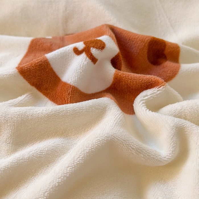 91家纺网 家纺一手货源 找家纺 慕尚 2025新款高克重加厚牛奶绒印花单被套-田园花卉系列 字母熊