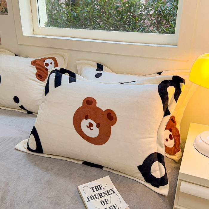 91家纺网 家纺一手货源 找家纺 慕尚 2025新款高克重加厚牛奶绒印花单被套-田园花卉系列 字母熊