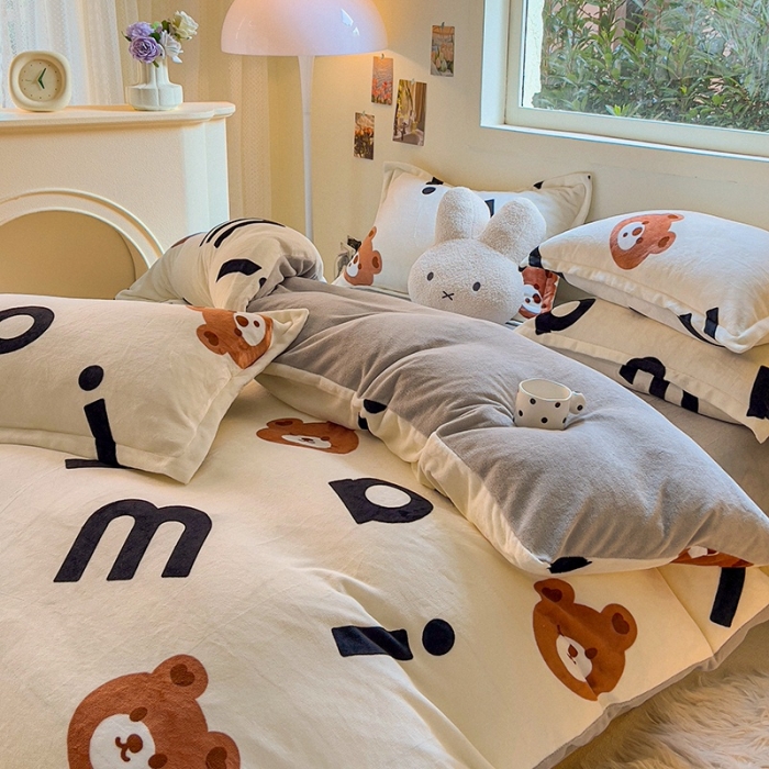 91家纺网 家纺一手货源 找家纺 慕尚 2025新款高克重加厚牛奶绒印花单被套-田园花卉系列 字母熊