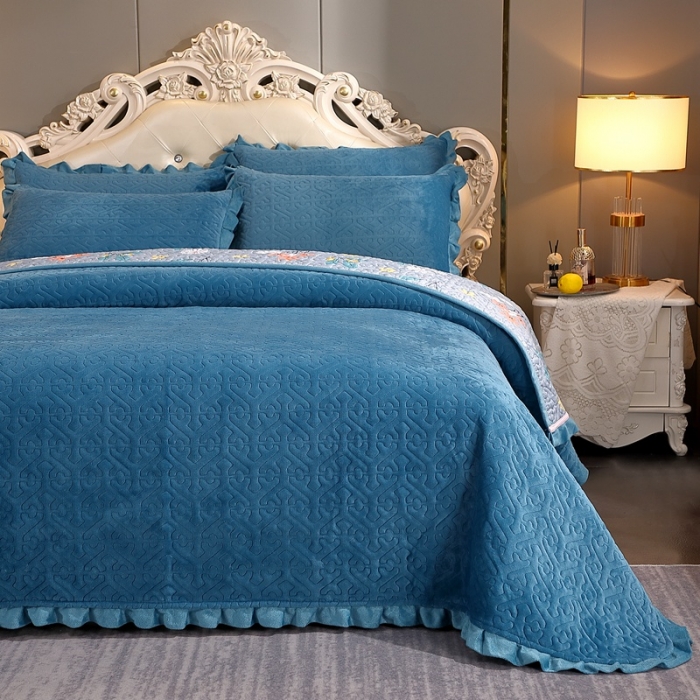 91家纺网 家纺一手货源 找家纺 （总）2023新款纯色小花边牛奶绒床盖三件套