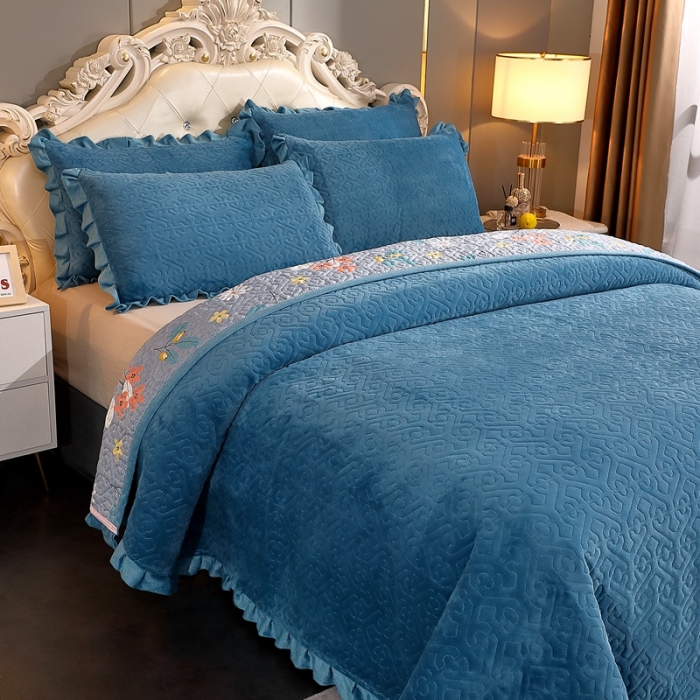 91家纺网 家纺一手货源 找家纺 （总）2023新款纯色小花边牛奶绒床盖三件套