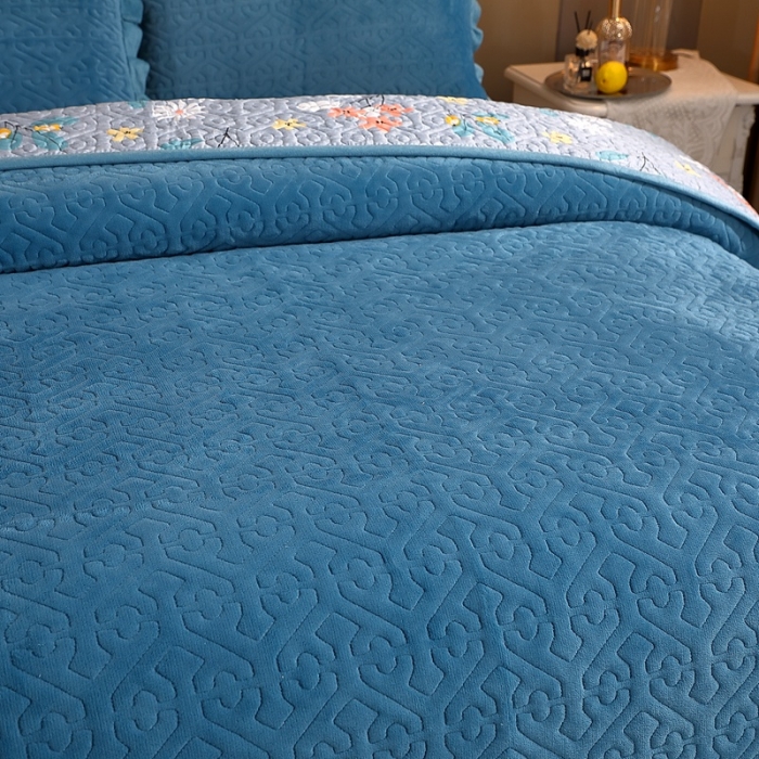 91家纺网 家纺一手货源 找家纺 （总）2023新款纯色小花边牛奶绒床盖三件套