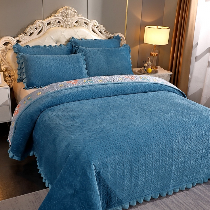 91家纺网 家纺一手货源 找家纺 2023新款纯色小花边牛奶绒床盖三件套 暖馨-宝石蓝
