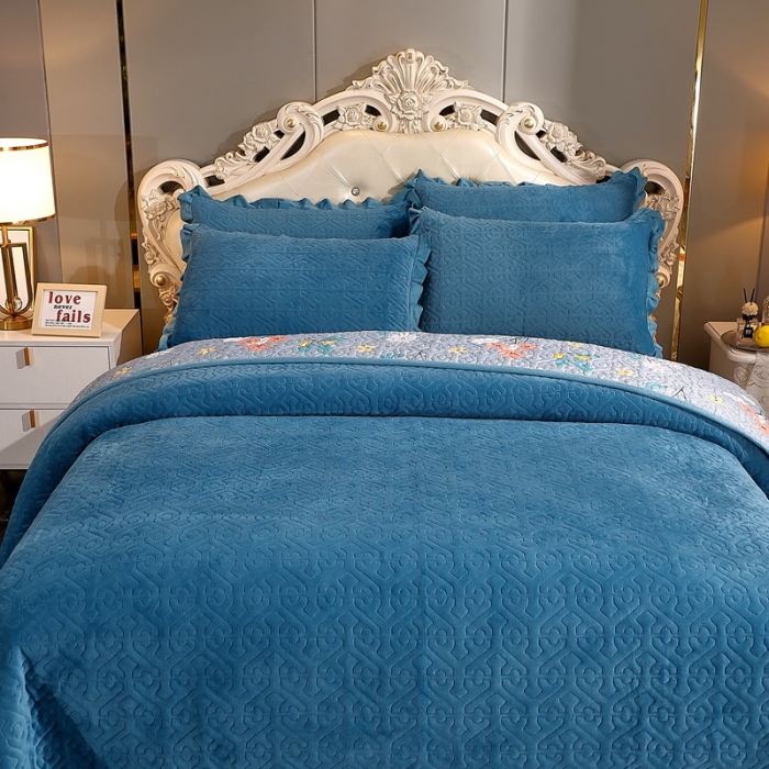 91家纺网 家纺一手货源 找家纺 2023新款纯色小花边牛奶绒床盖三件套 暖馨-宝石蓝