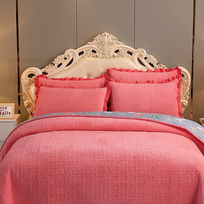 91家纺网 家纺一手货源 找家纺 2023新款纯色小花边牛奶绒床盖三件套 暖馨-豆沙