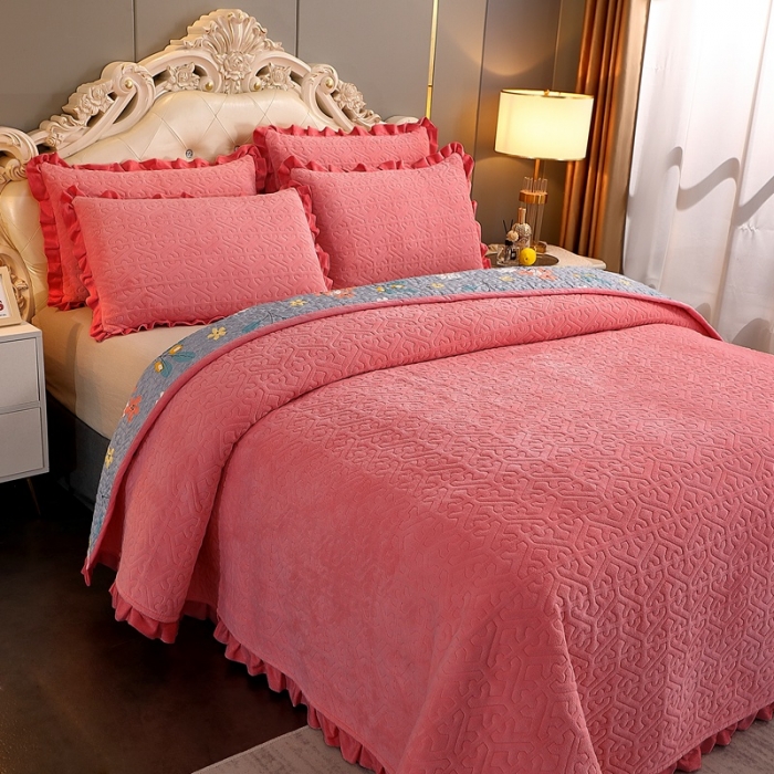 91家纺网 家纺一手货源 找家纺 2023新款纯色小花边牛奶绒床盖三件套 暖馨-豆沙