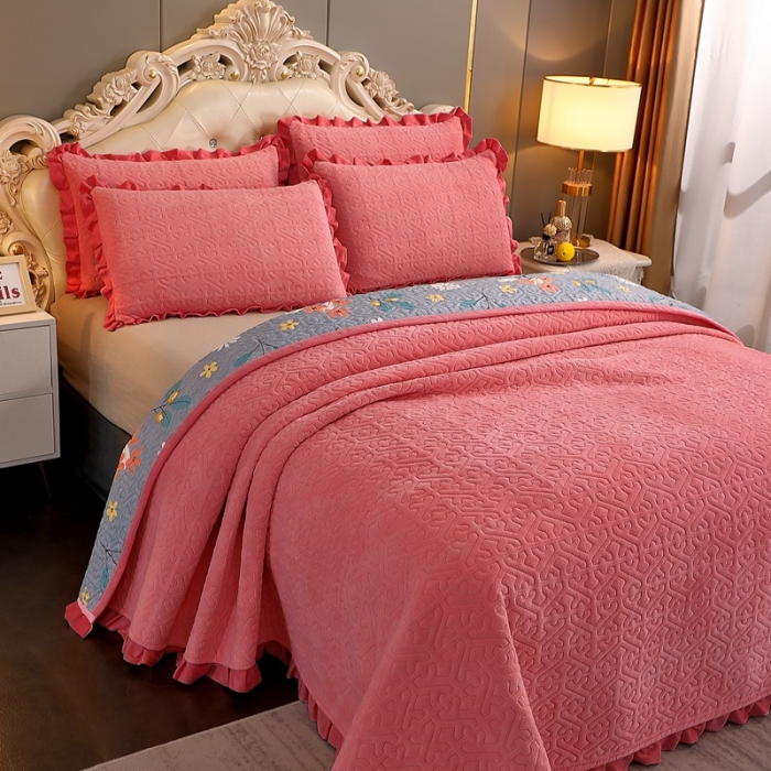 91家纺网 家纺一手货源 找家纺 2023新款纯色小花边牛奶绒床盖三件套 暖馨-豆沙