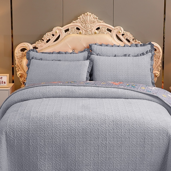 91家纺网 家纺一手货源 找家纺 2023新款纯色小花边牛奶绒床盖三件套 暖馨-浅灰