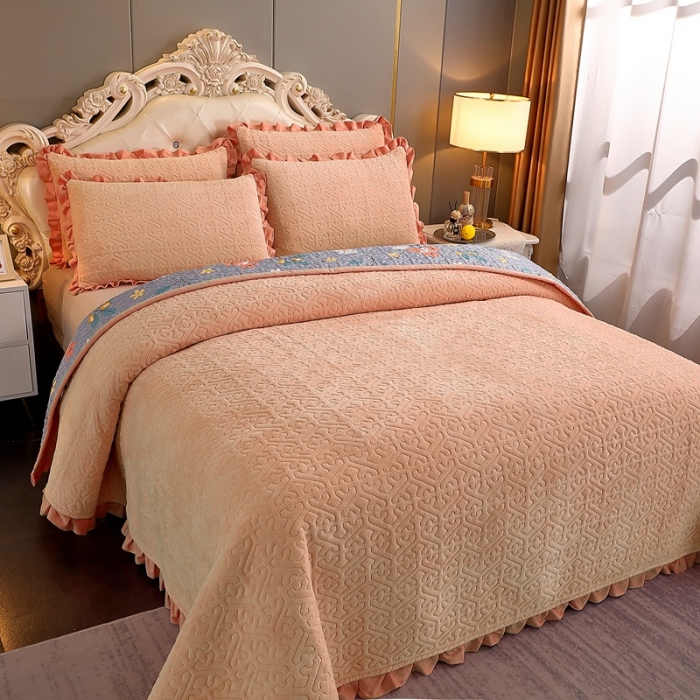 91家纺网 家纺一手货源 找家纺 2023新款纯色小花边牛奶绒床盖三件套 暖馨-浅咖