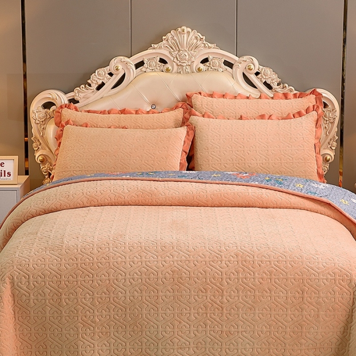 91家纺网 家纺一手货源 找家纺 2023新款纯色小花边牛奶绒床盖三件套 暖馨-浅咖