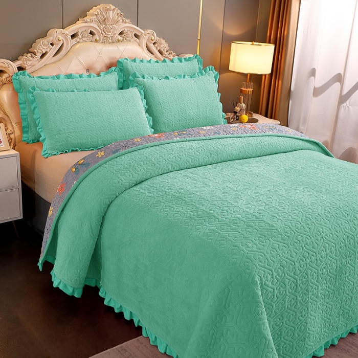 91家纺网 家纺一手货源 找家纺 2023新款纯色小花边牛奶绒床盖三件套 暖馨-浅绿