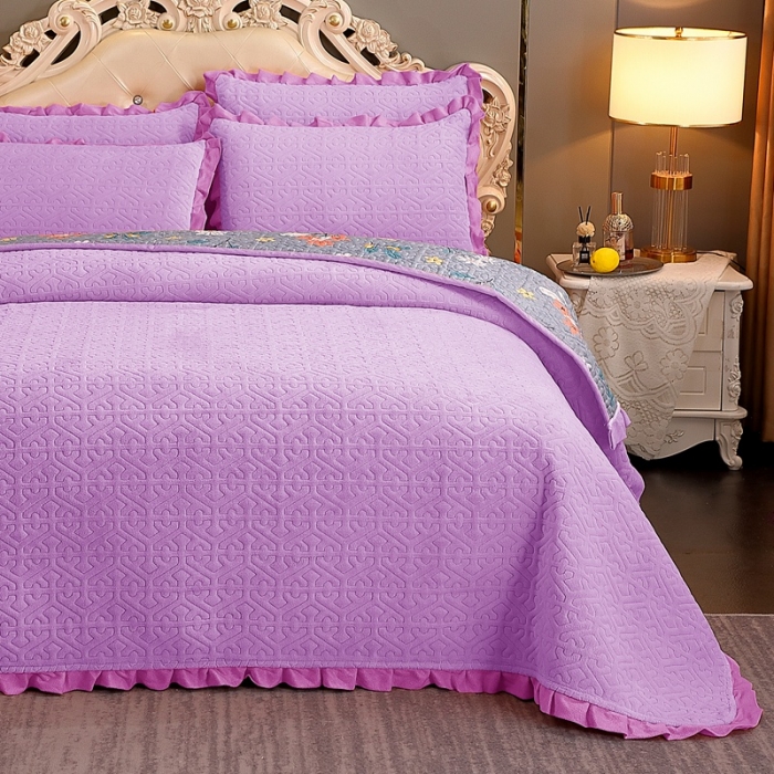 91家纺网 家纺一手货源 找家纺 2023新款纯色小花边牛奶绒床盖三件套 暖馨-浅紫