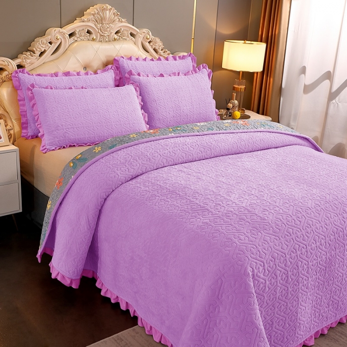 91家纺网 家纺一手货源 找家纺 2023新款纯色小花边牛奶绒床盖三件套 暖馨-浅紫