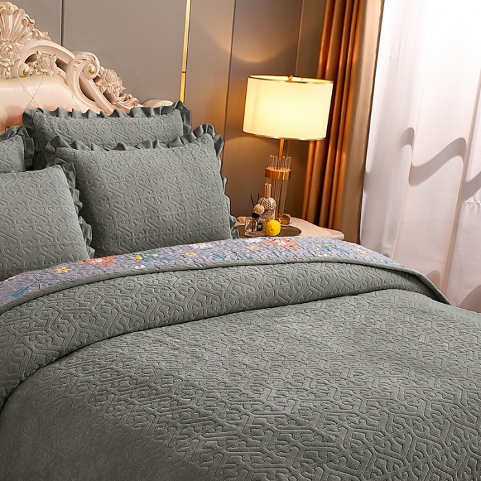 91家纺网 家纺一手货源 找家纺 2023新款纯色小花边牛奶绒床盖三件套 暖馨-深灰