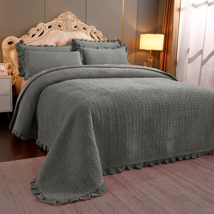 91家纺网 家纺一手货源 找家纺 2023新款纯色小花边牛奶绒床盖三件套 暖馨-深灰