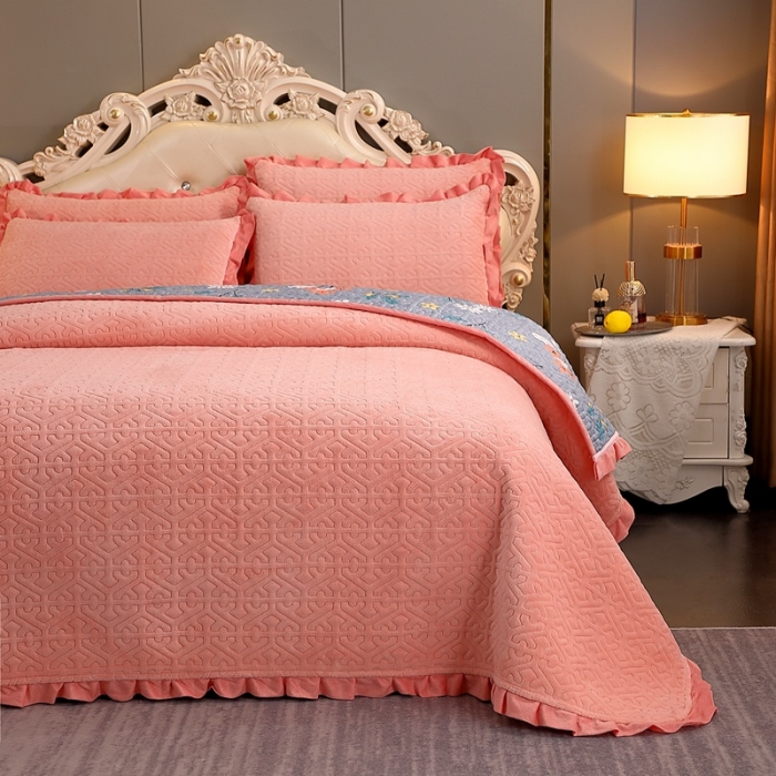 91家纺网 家纺一手货源 找家纺 2023新款纯色小花边牛奶绒床盖三件套 暖馨-玉色