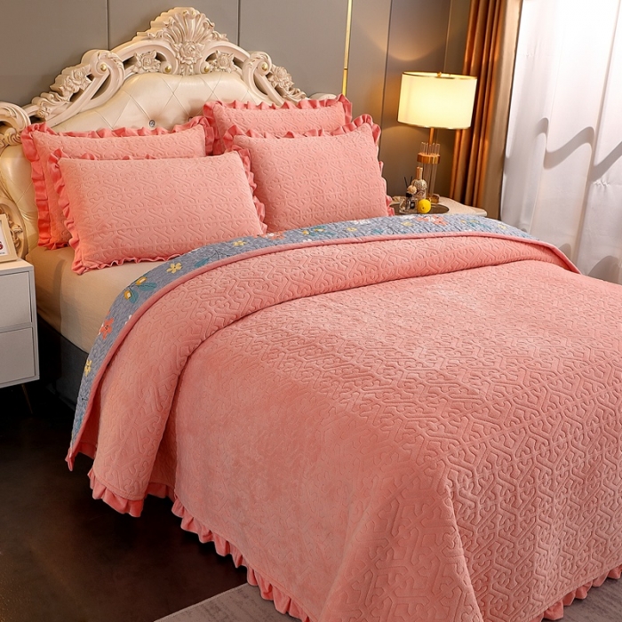 91家纺网 家纺一手货源 找家纺 2023新款纯色小花边牛奶绒床盖三件套 暖馨-玉色