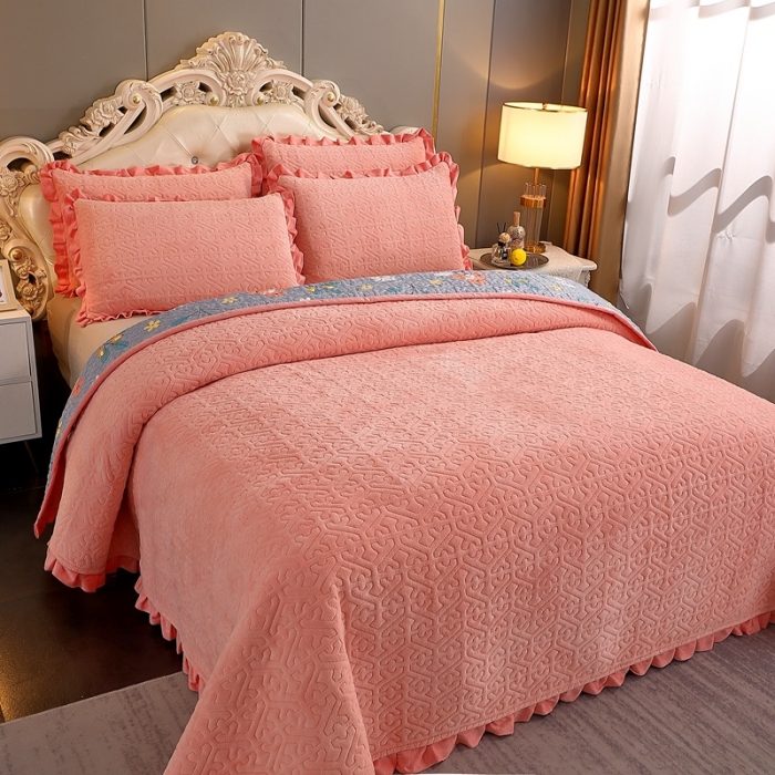 91家纺网 家纺一手货源 找家纺 2023新款纯色小花边牛奶绒床盖三件套 暖馨-玉色