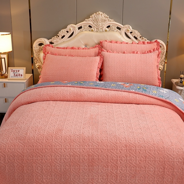 91家纺网 家纺一手货源 找家纺 2023新款纯色小花边牛奶绒床盖三件套 暖馨-玉色