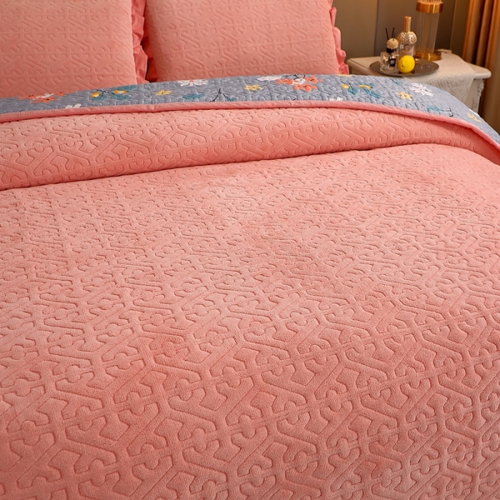 91家纺网 家纺一手货源 找家纺 2023新款纯色小花边牛奶绒床盖三件套 暖馨-玉色