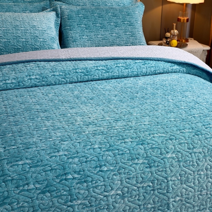 91家纺网 家纺一手货源 找家纺 2023新款水波纹色织牛奶绒床盖三件套 涟漪-浅蓝