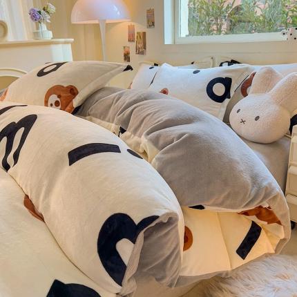 91家纺网 家纺一手货源 找家纺 慕尚 2025新款高克重加厚牛奶绒印花四件套-田园花卉系列 字母熊