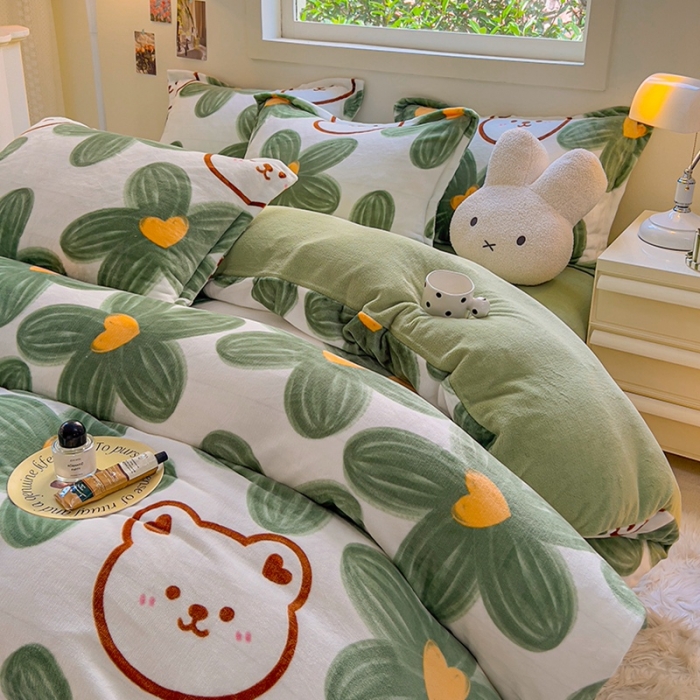 91家纺网 家纺一手货源 找家纺 慕尚 2025新款高克重加厚牛奶绒印花四件套-田园花卉系列 可爱熊