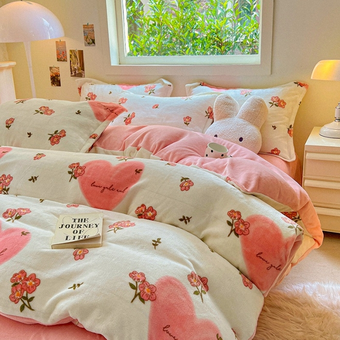 91家纺网 家纺一手货源 找家纺 慕尚 2025新款高克重加厚牛奶绒印花四件套-田园花卉系列 年年红