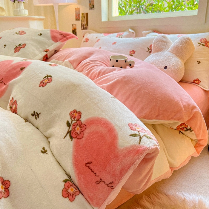 91家纺网 家纺一手货源 找家纺 慕尚 2025新款高克重加厚牛奶绒印花四件套-田园花卉系列 年年红