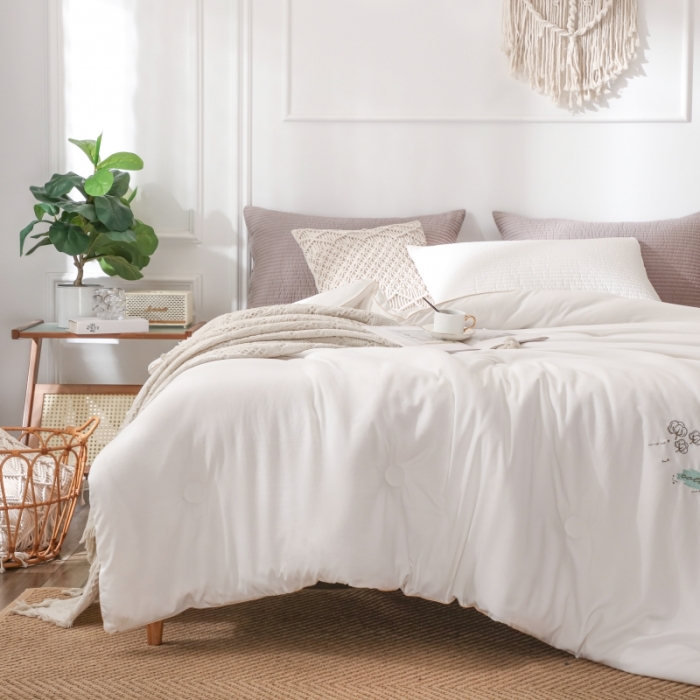 91家纺网 家纺一手货源 找家纺 棉造家居  2023年新疆棉花被刺绣亲肤春秋冬被子 白色