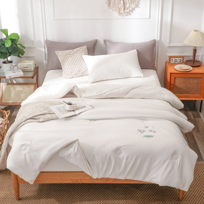 91家纺网 家纺一手货源 找家纺 棉造家居  2023年新疆棉花被刺绣亲肤春秋冬被子 白色