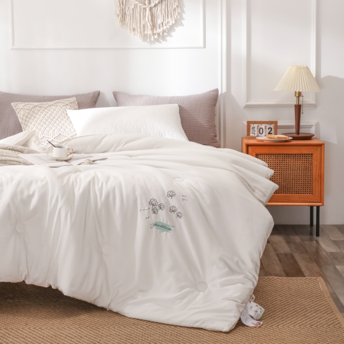 91家纺网 家纺一手货源 找家纺 棉造家居  2023年新疆棉花被刺绣亲肤春秋冬被子 白色