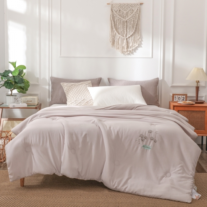 91家纺网 家纺一手货源 找家纺 棉造家居  2023年新疆棉花被刺绣亲肤春秋冬被子 灰色