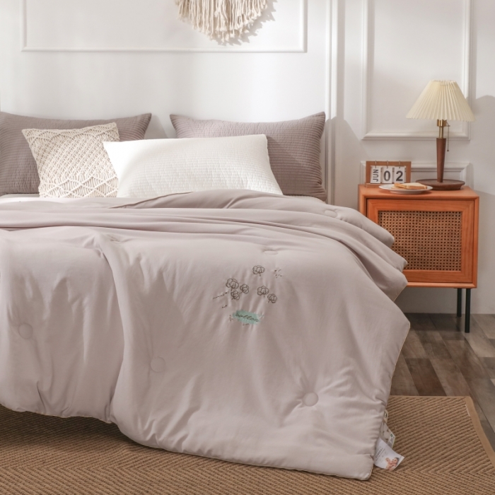 91家纺网 家纺一手货源 找家纺 棉造家居  2023年新疆棉花被刺绣亲肤春秋冬被子 灰色