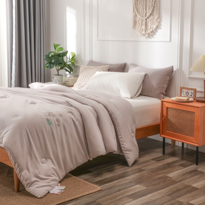 91家纺网 家纺一手货源 找家纺 棉造家居  2023年新疆棉花被刺绣亲肤春秋冬被子 灰色