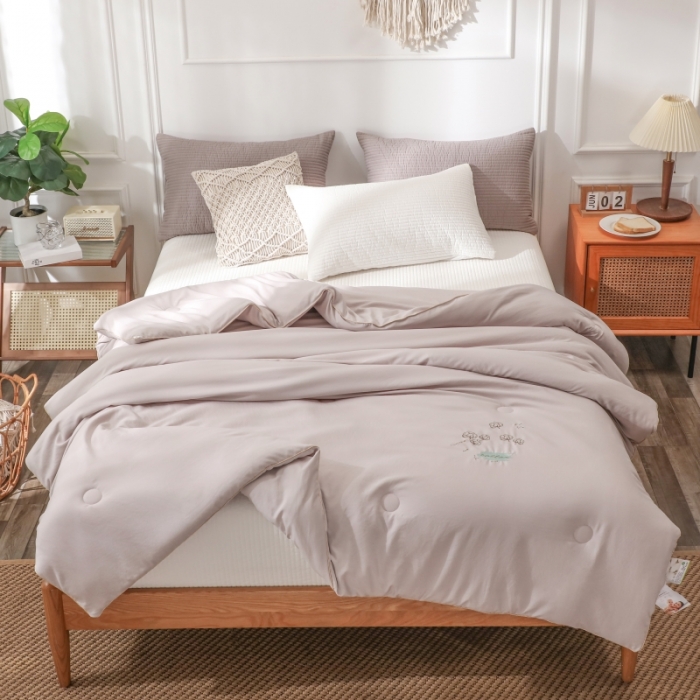 91家纺网 家纺一手货源 找家纺 棉造家居  2023年新疆棉花被刺绣亲肤春秋冬被子 灰色