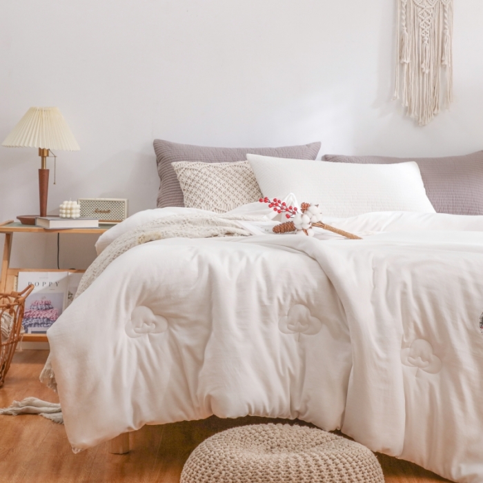 91家纺网 家纺一手货源 找家纺 棉造家居  2023年新款长绒棉花被烫印冬被子 白色