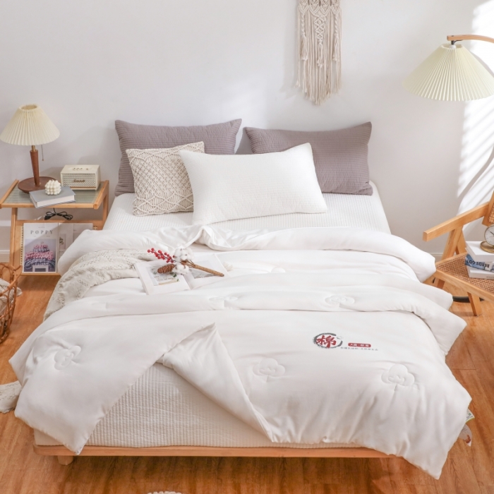 91家纺网 家纺一手货源 找家纺 棉造家居  2023年新款长绒棉花被烫印冬被子 白色