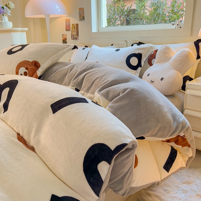 91家纺网 家纺一手货源 找家纺 慕尚 2025新款高克重加厚牛奶绒印花四件套-田园花卉系列 字母熊