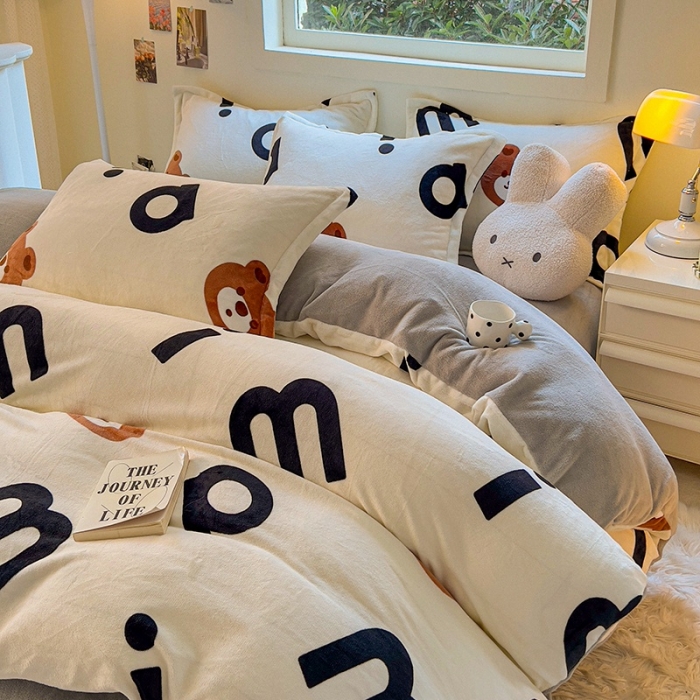 91家纺网 家纺一手货源 找家纺 慕尚 2025新款高克重加厚牛奶绒印花四件套-田园花卉系列 字母熊