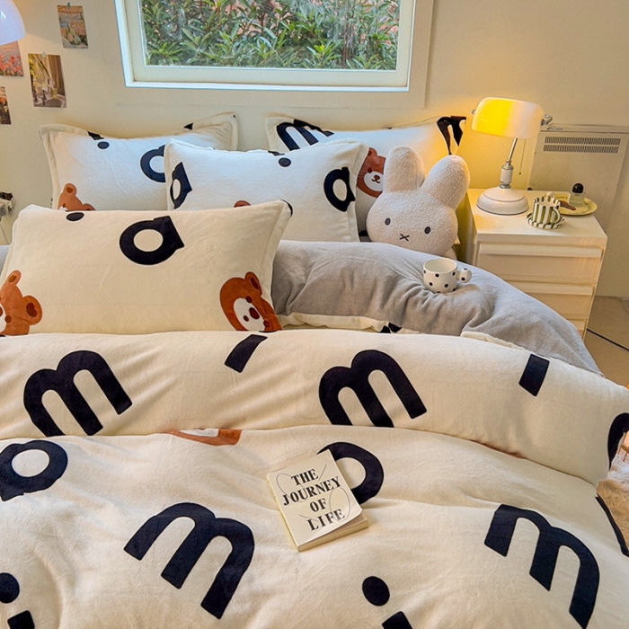 91家纺网 家纺一手货源 找家纺 慕尚 2025新款高克重加厚牛奶绒印花四件套-田园花卉系列 字母熊