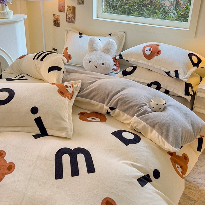 91家纺网 家纺一手货源 找家纺 慕尚 2025新款高克重加厚牛奶绒印花四件套-田园花卉系列 字母熊