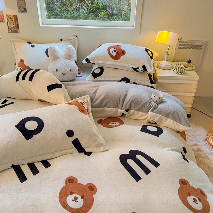 91家纺网 家纺一手货源 找家纺 慕尚 2025新款高克重加厚牛奶绒印花四件套-田园花卉系列 字母熊