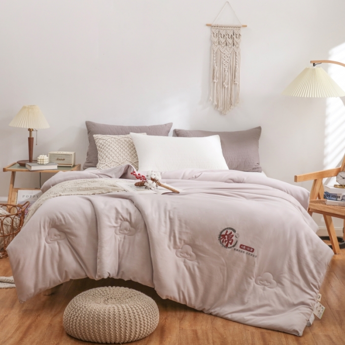 91家纺网 家纺一手货源 找家纺 棉造家居  2023年新款长绒棉花被烫印冬被子 灰色