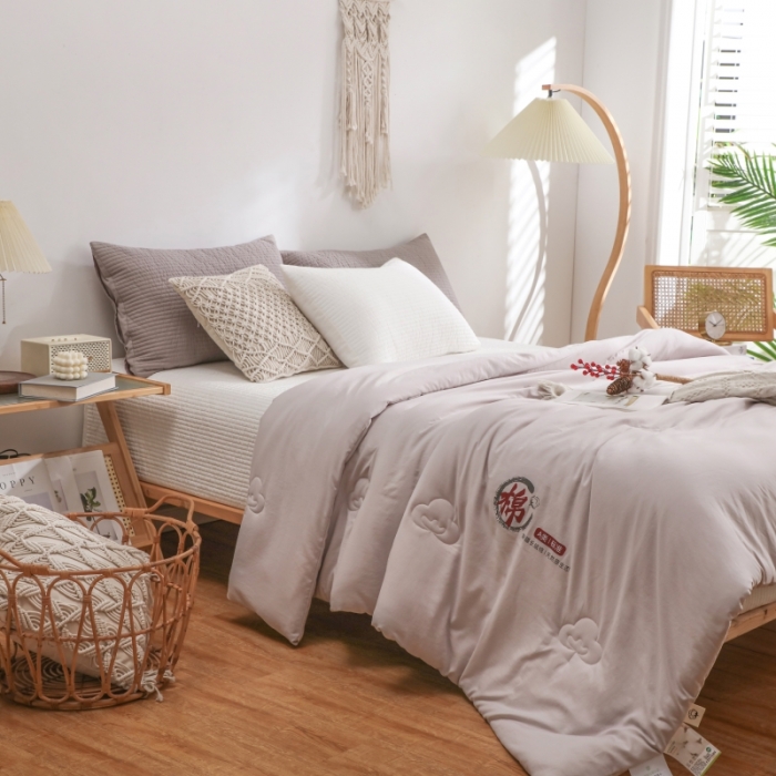 91家纺网 家纺一手货源 找家纺 棉造家居  2023年新款长绒棉花被烫印冬被子 灰色