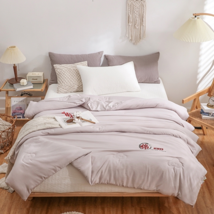 91家纺网 家纺一手货源 找家纺 棉造家居  2023年新款长绒棉花被烫印冬被子 灰色