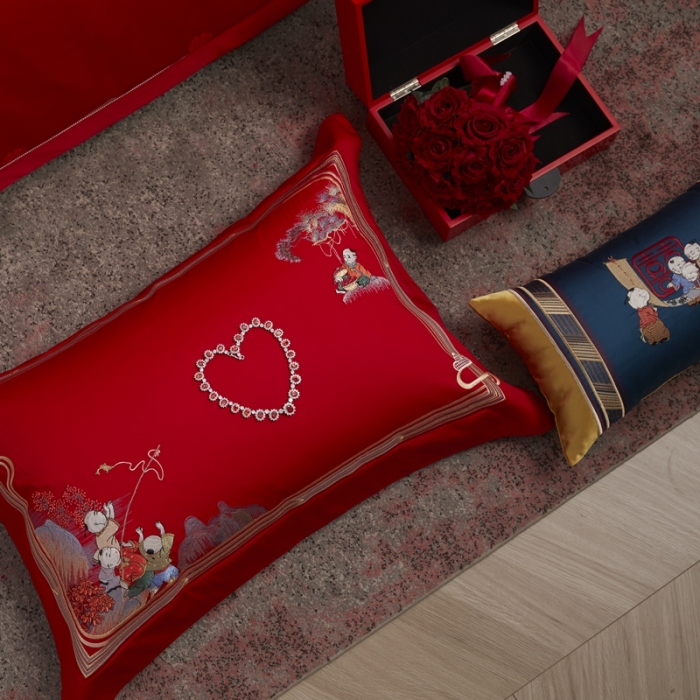 91家纺网 家纺一手货源 找家纺 爱情故事 2025新款100支婚庆四件套棚拍百子纳福