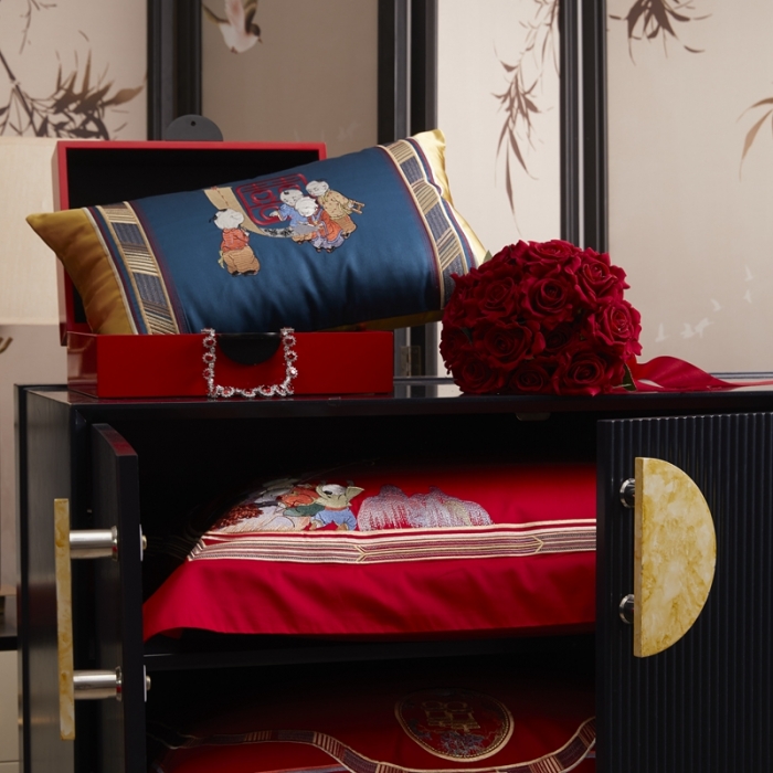 91家纺网 家纺一手货源 找家纺 爱情故事 2025新款100支婚庆四件套棚拍百子纳福