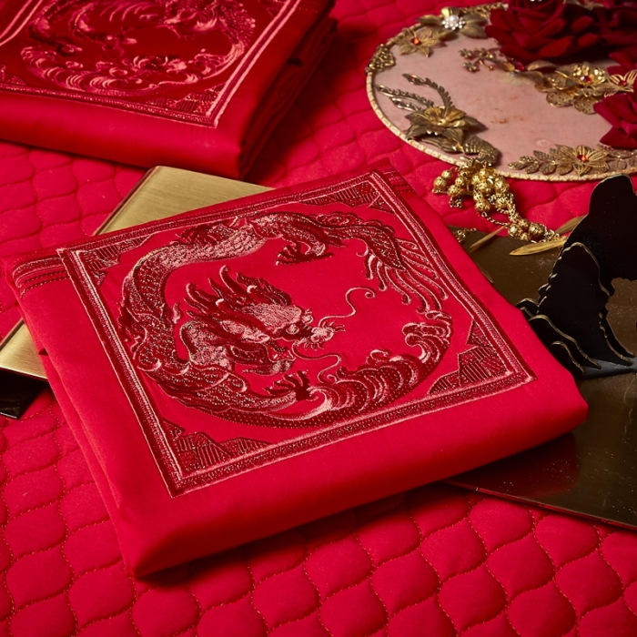 91家纺网 家纺一手货源 找家纺 爱情故事 2025新款100支婚庆四件套棚拍福禄寿喜红